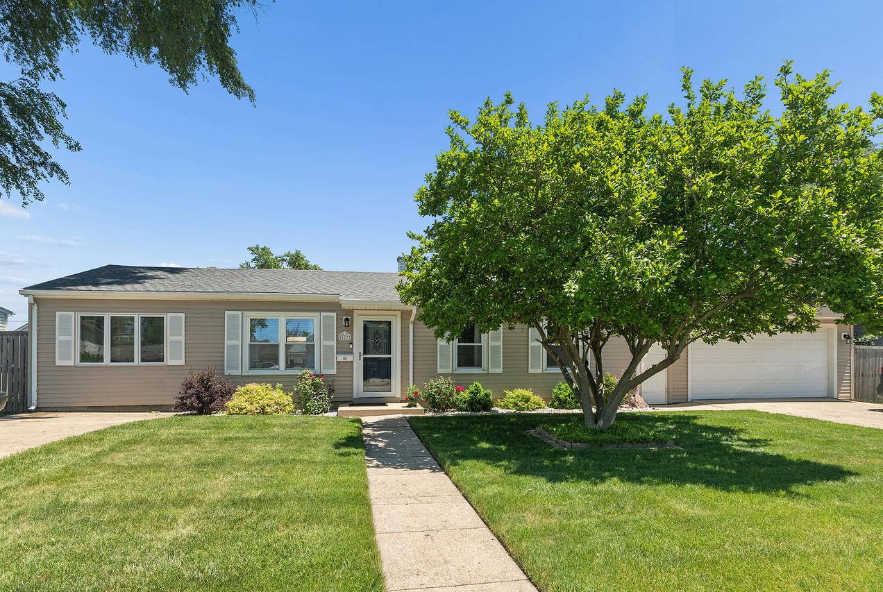 627 Glen Ave., Romeoville, IL 60446