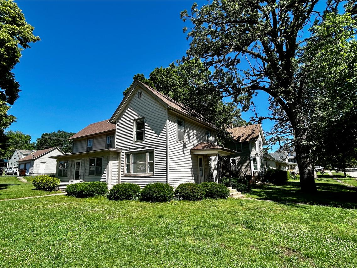 126 E 6th St., Pecatonica, IL 61063