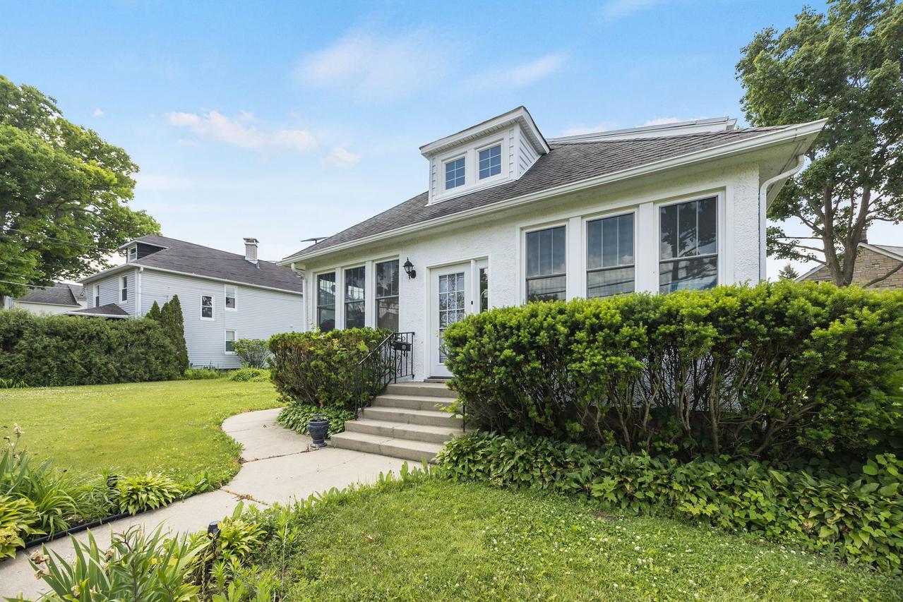 239 Burchell Ave., Highwood, IL 60040