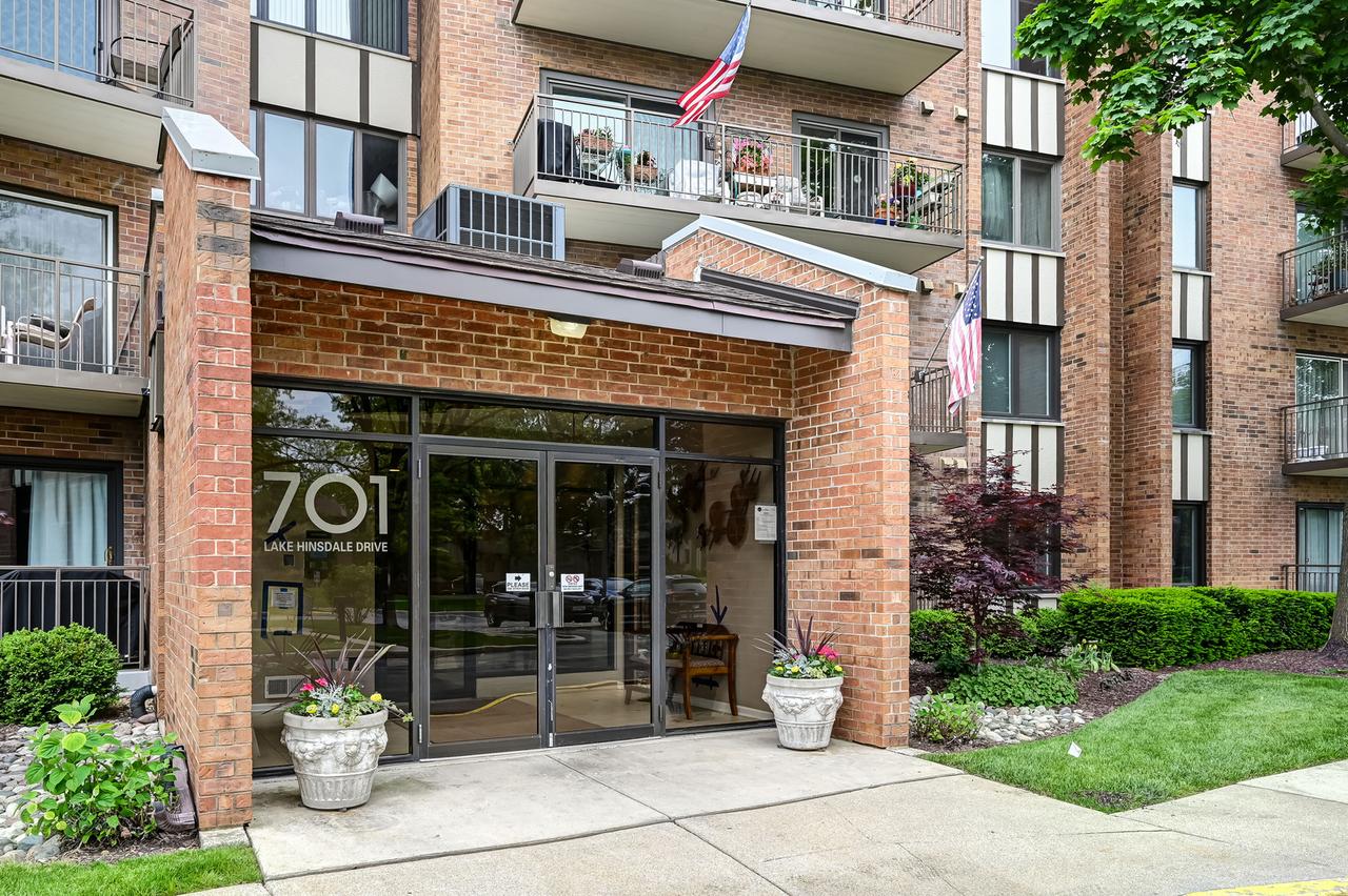 701 Lake Hinsdale Dr. #412, Willowbrook, IL 60527