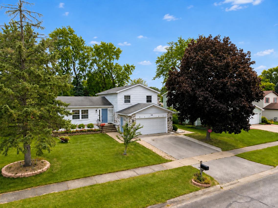 450 Heather Ln., Carol Stream, IL 60188
