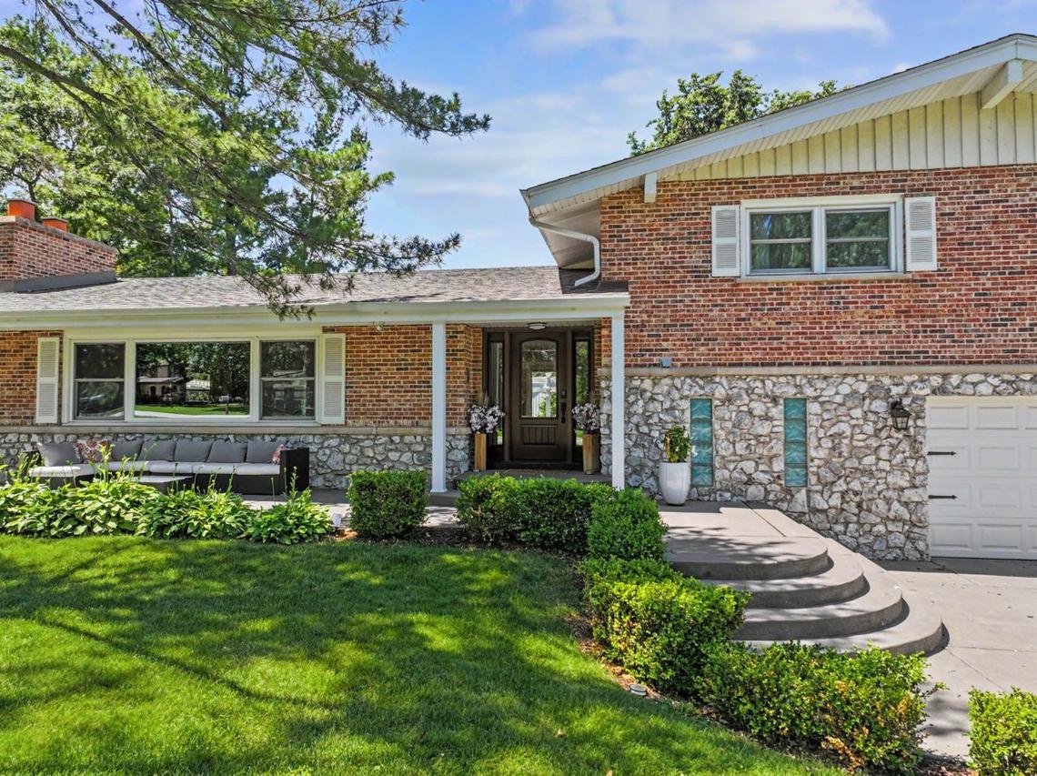 328 Windsor Ln., Inverness, IL 60010