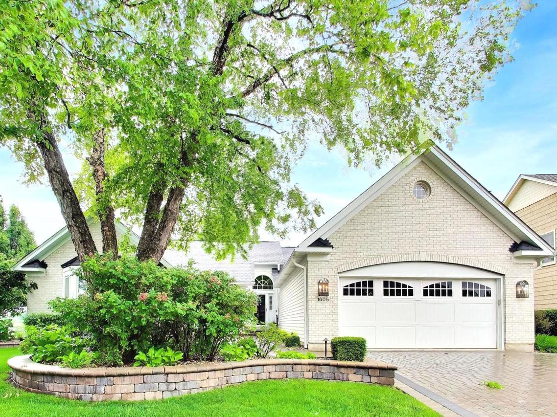 1605 Crowfoot Cir., Hoffman Estates, IL 60169