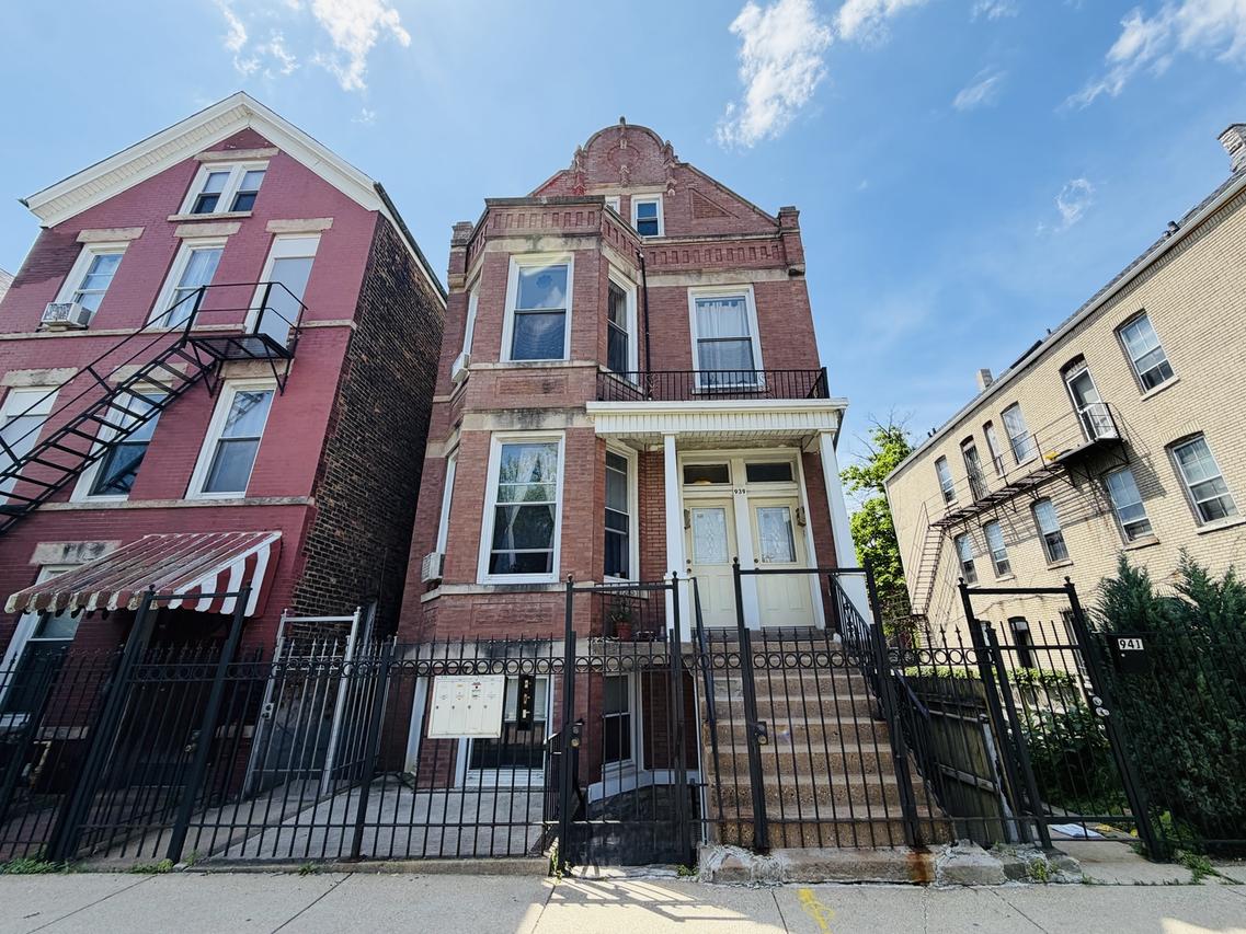 939 W 32nd St., Chicago, IL 60608