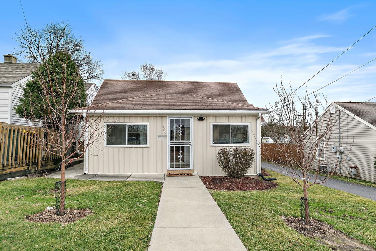 306 Johnson St., East Dundee, IL 60118