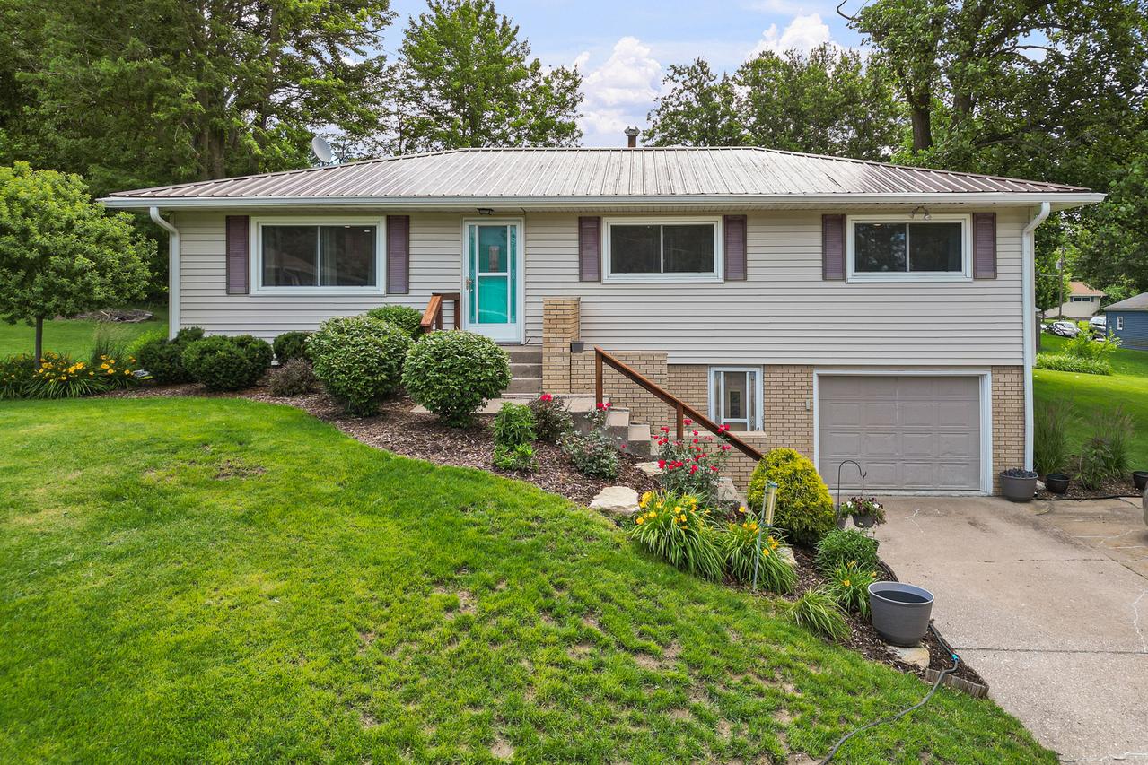 506 Bush St., Reynolds, IL 61279