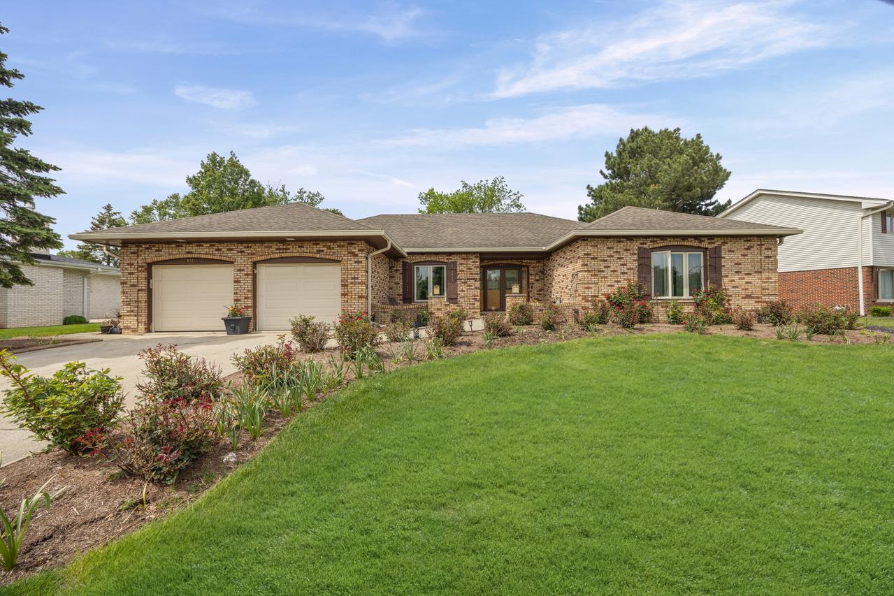 412 Stratford Ln., Willowbrook, IL 60527