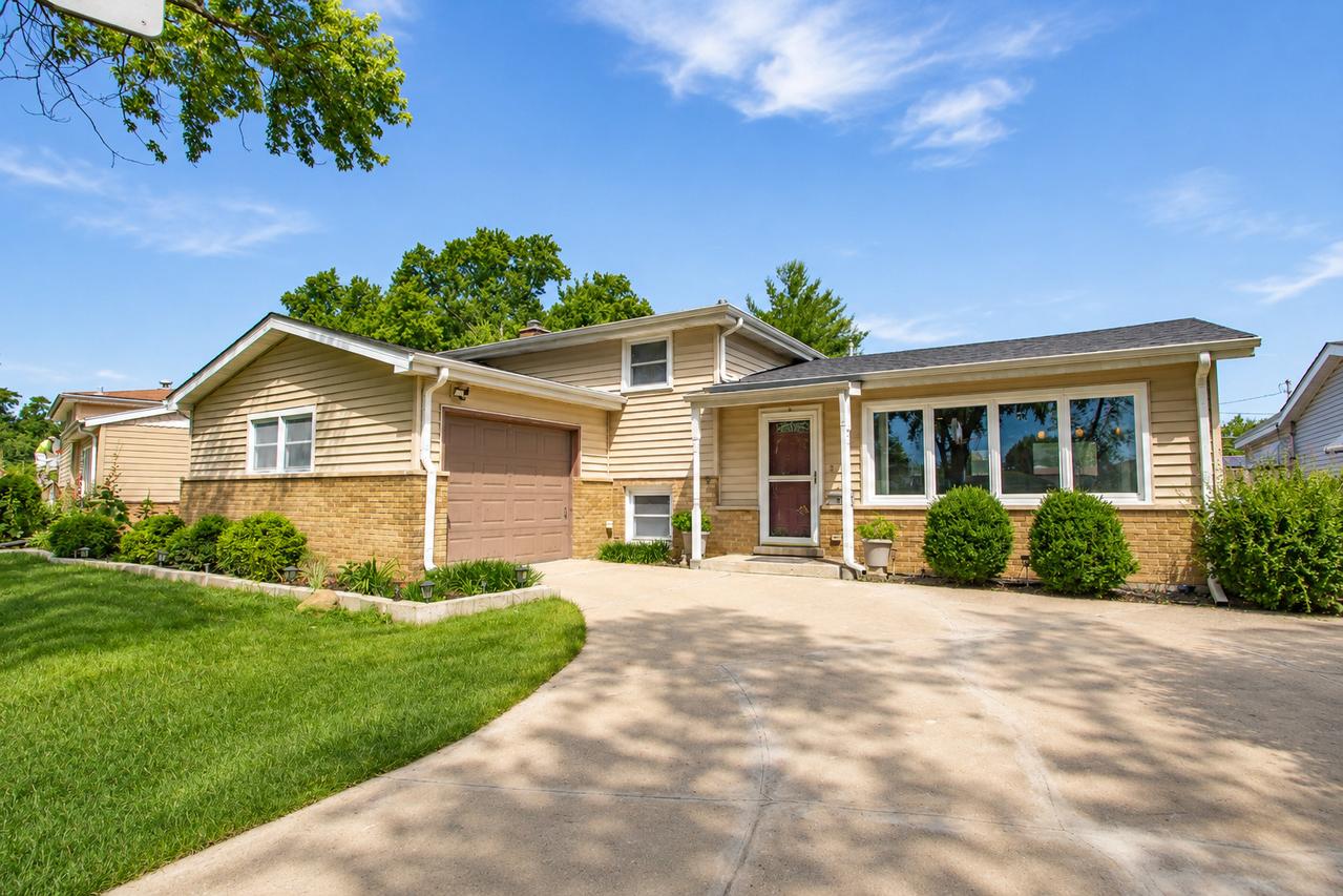 98 Lancaster Ln., Des Plaines, IL 60018
