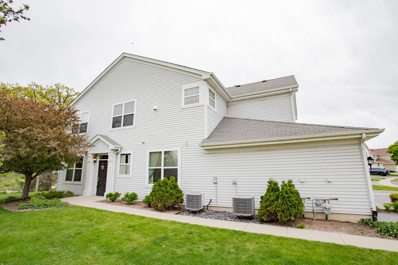 1208 Waverly Dr., Volo, IL 60020