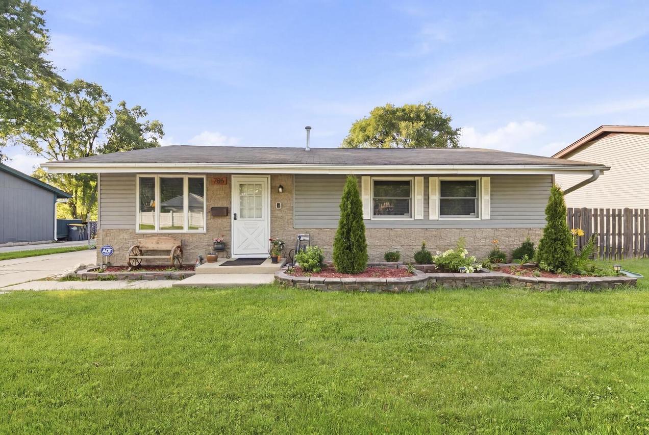 706 Hillside Dr., Streamwood, IL 60107