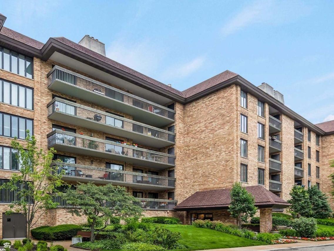 1621 Mission Hills Rd. #N201, Northbrook, IL 60062