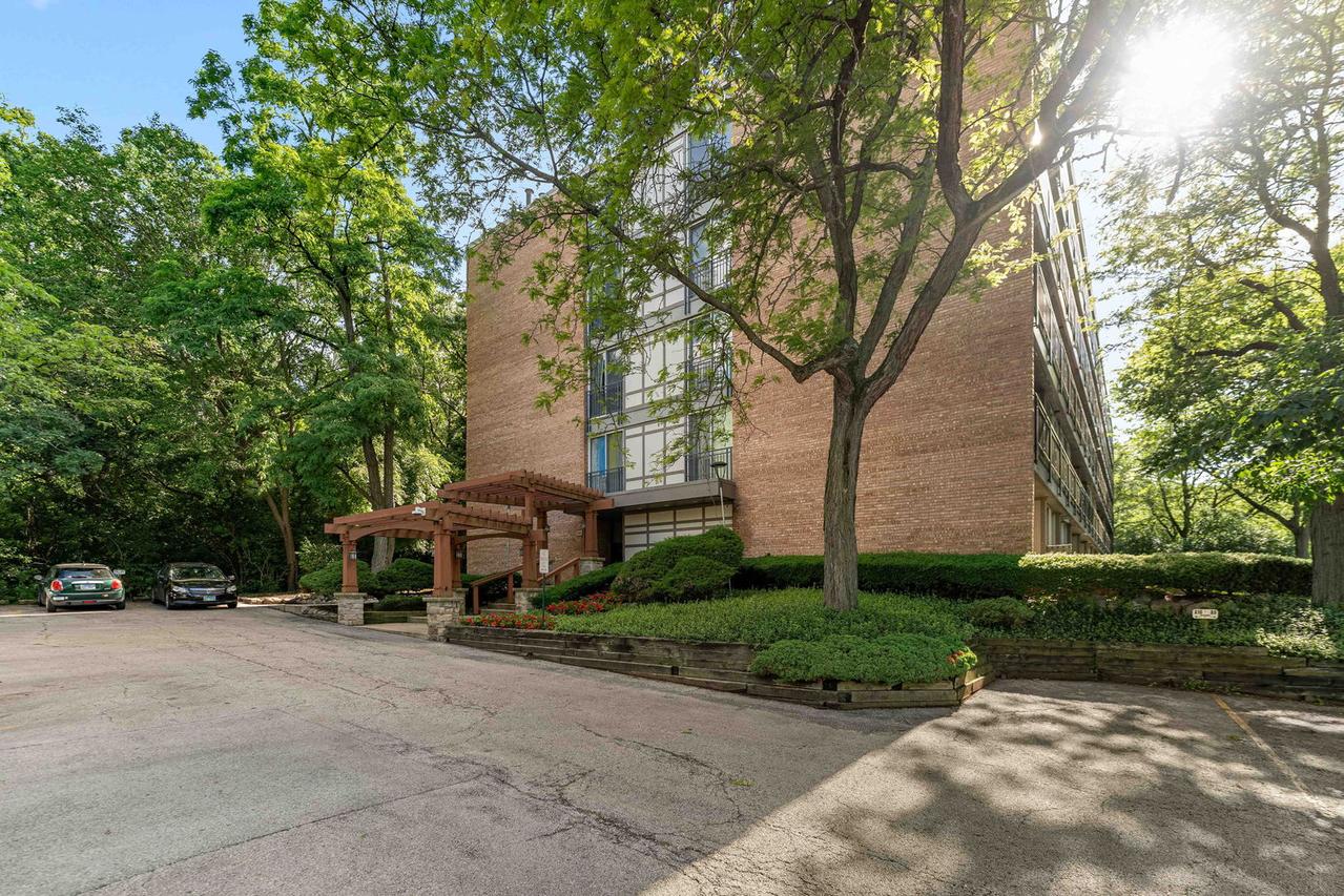 5810 Oakwood Dr. #3F, Lisle, IL 60532