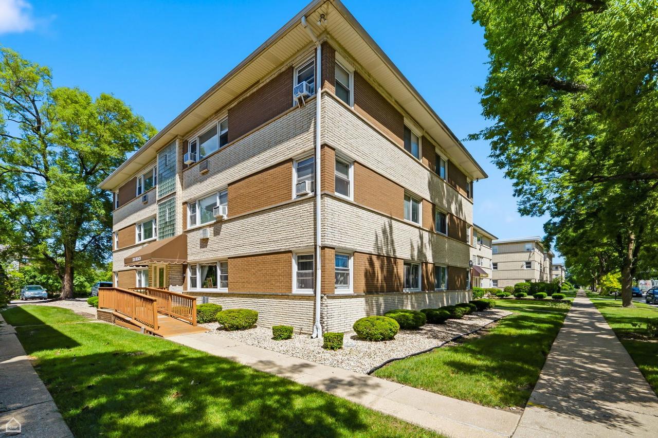 320 Beach Ave. #3C, La Grange Park, IL 60526