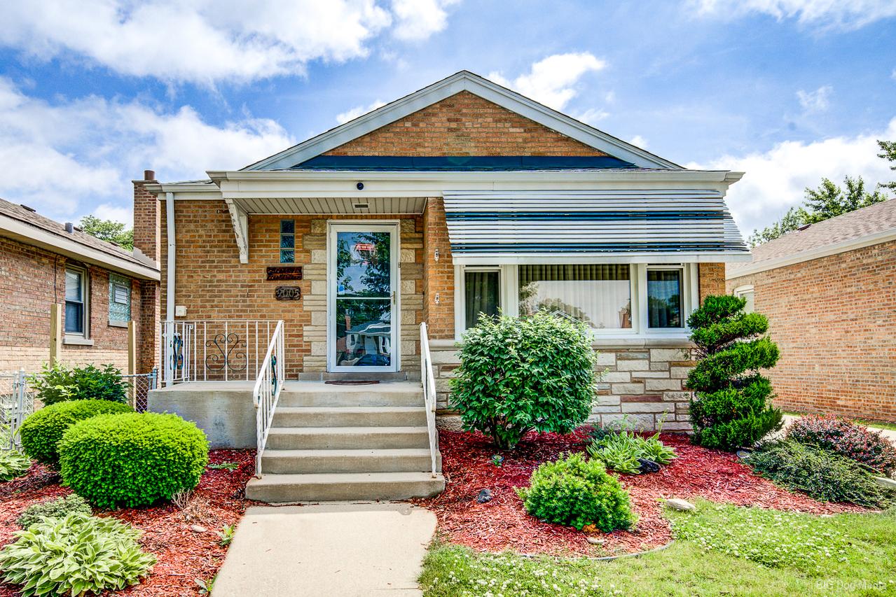 9005 S Utica Ave., Evergreen Park, IL 60805