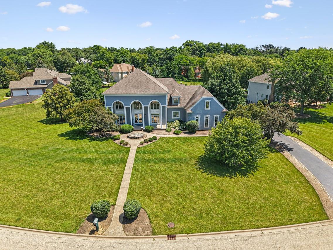 6605 Oakwood Manor Dr., Crystal Lake, IL 60012