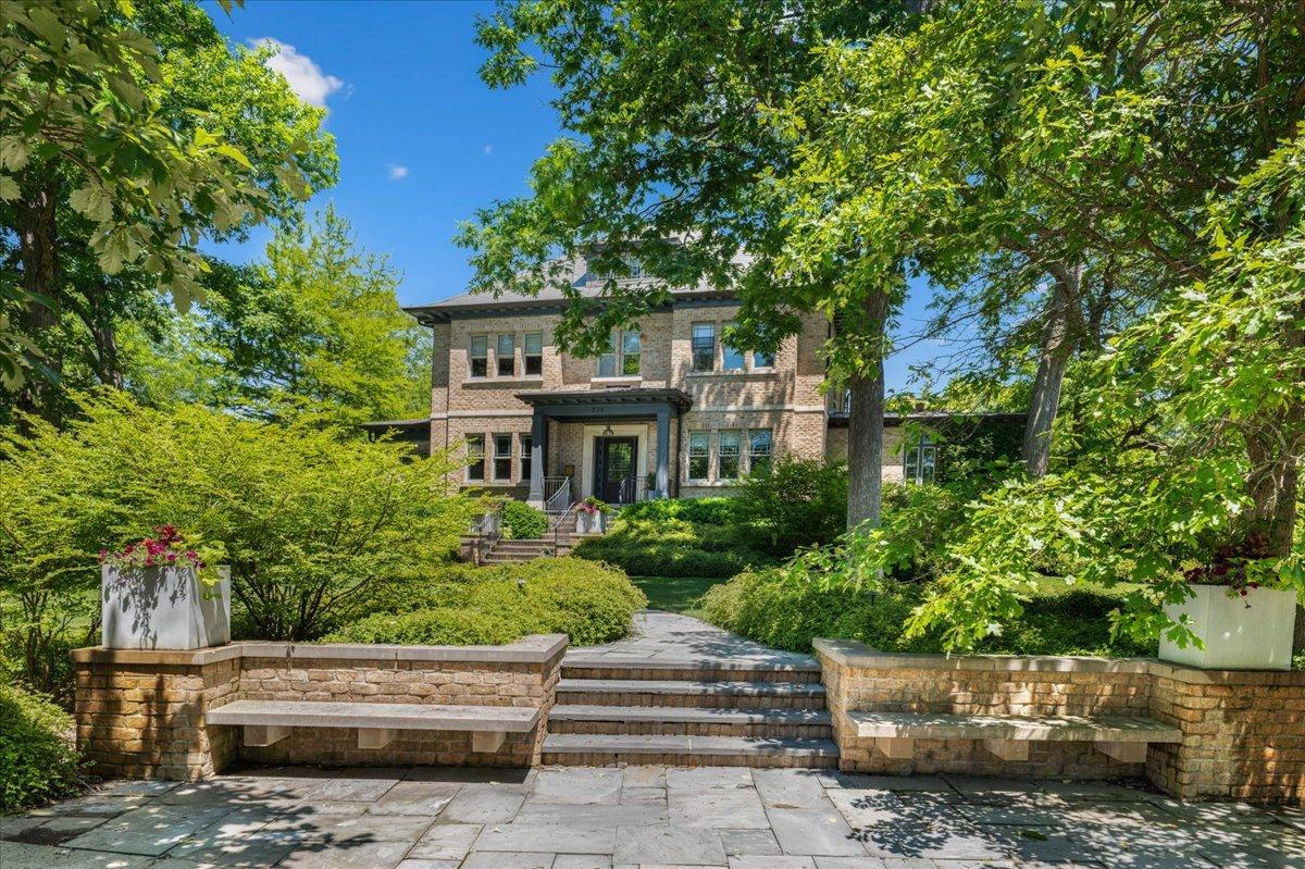 395 Greenleaf Ave., Glencoe, IL 60022