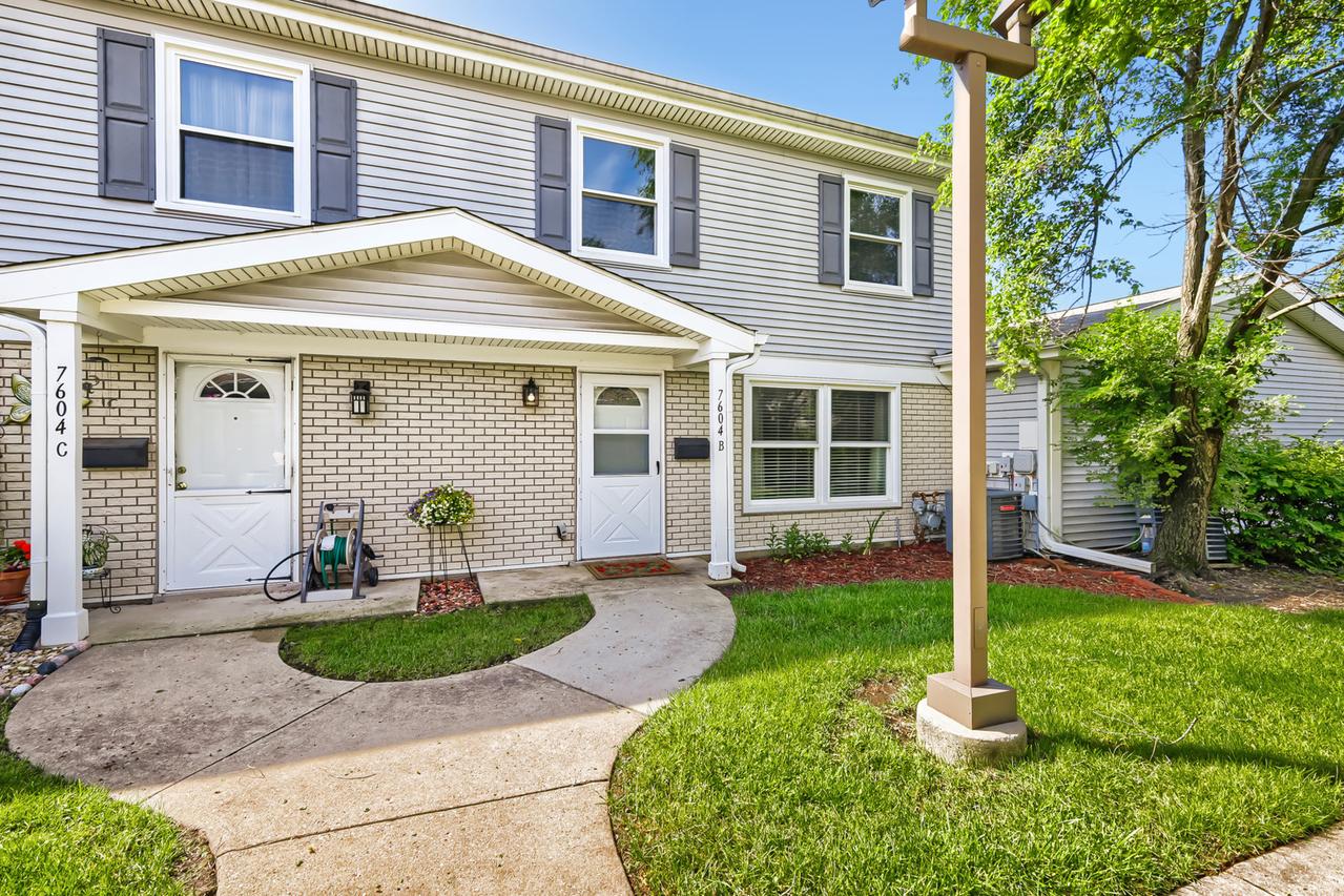 7604 Bristol Ln. #B, Hanover Park, IL 60133