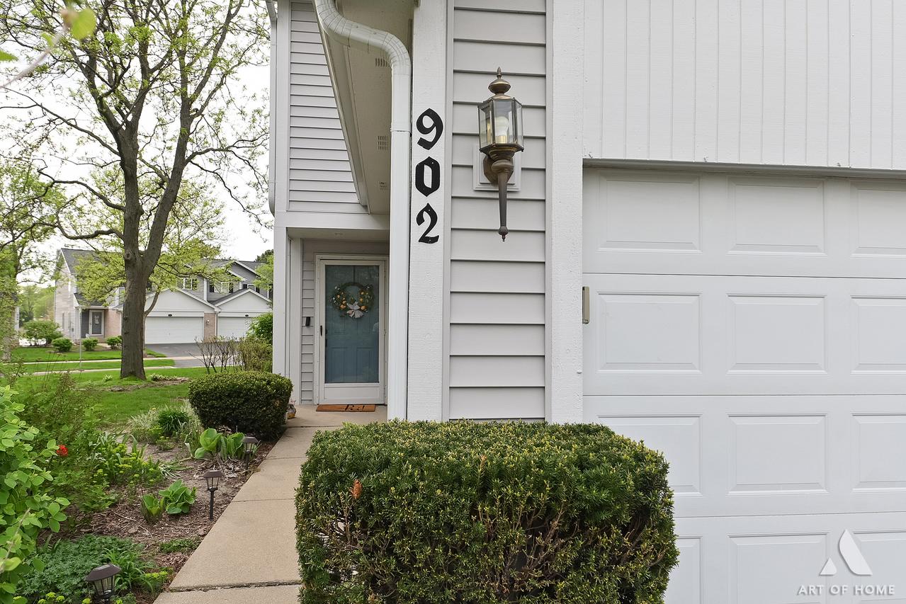 902 Ashley Ct., Westmont, IL 60559