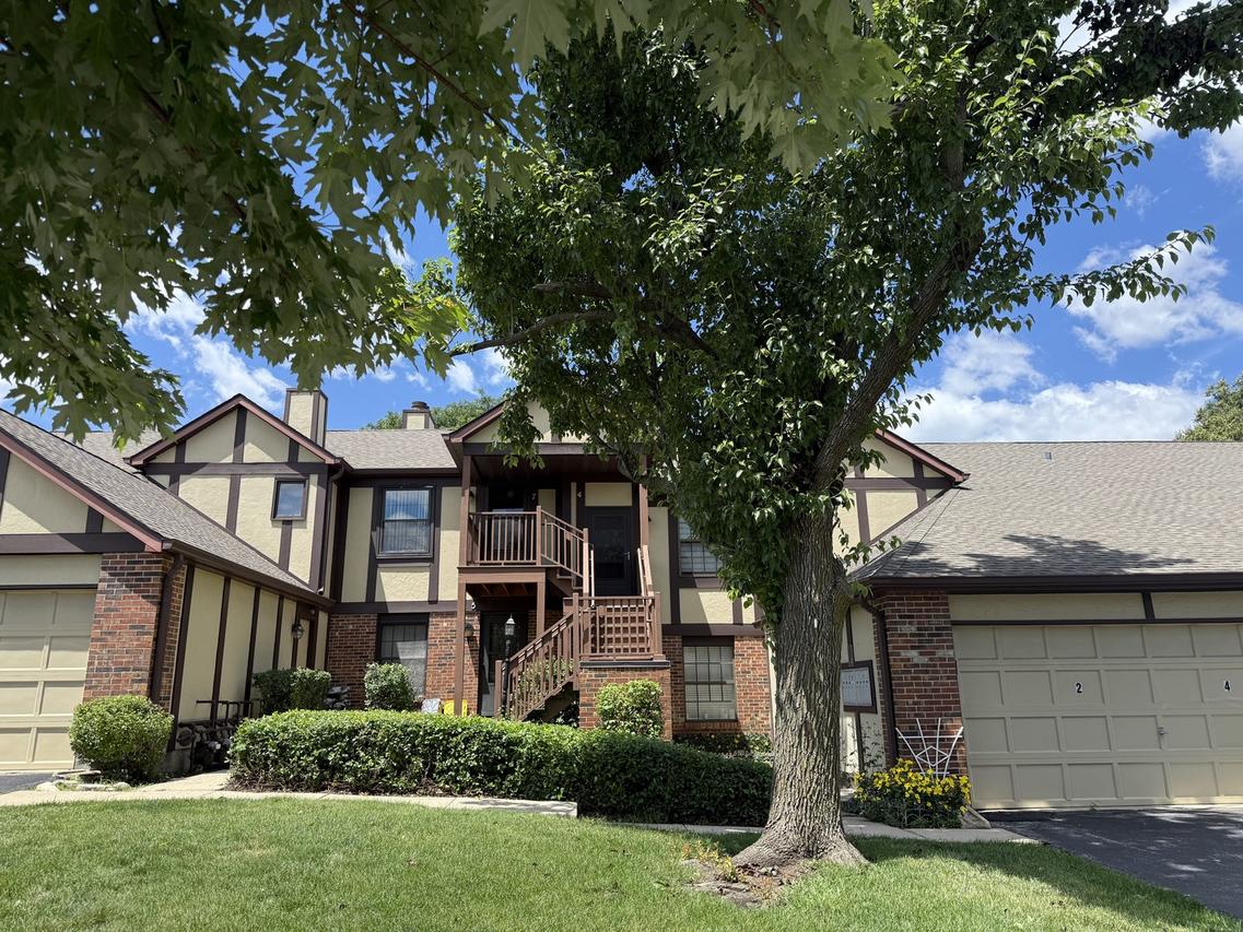 372 Sandhurst Cir. #4, Glen Ellyn, IL 60137