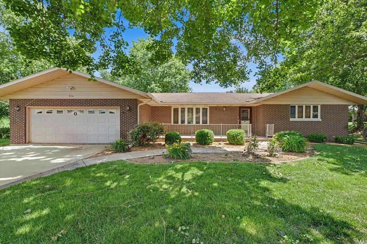 906 Crestview Dr., Monticello, IL 61856