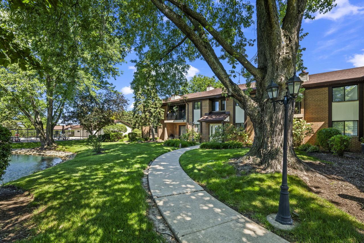 2221 Wharf Dr. #208, Woodridge, IL 60517