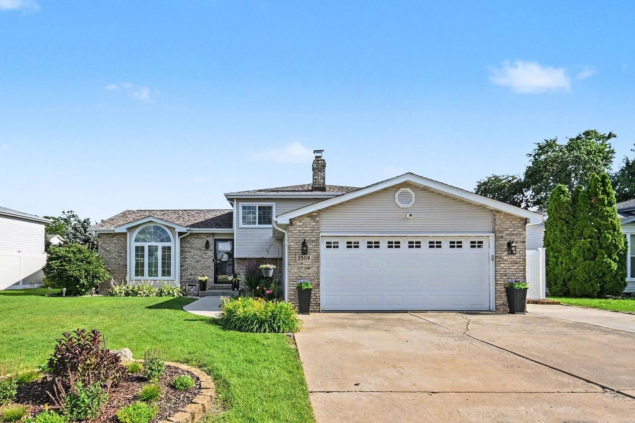 2509 Waterford Dr., Crest Hill, IL 60403