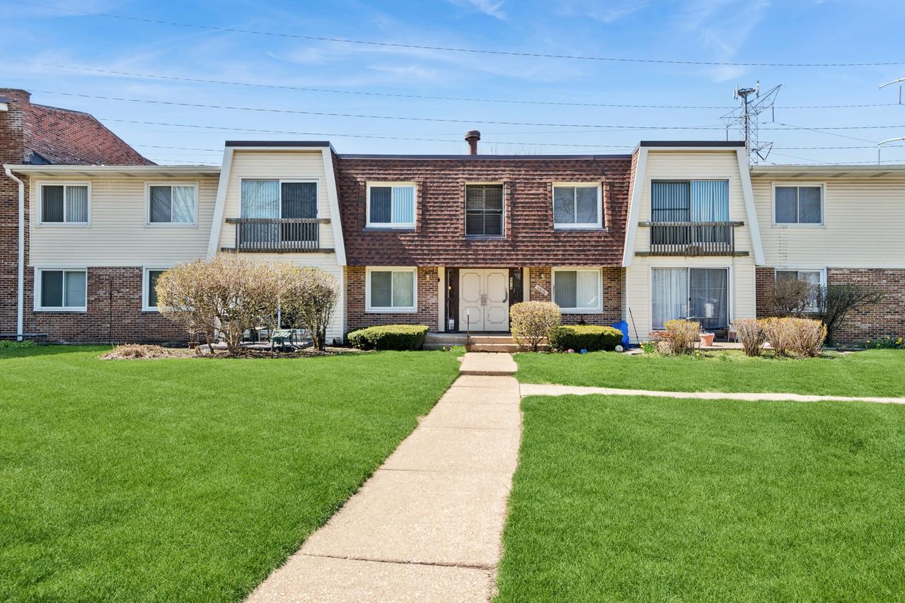 6818 Roberts Dr. #6, Woodridge, IL 60517