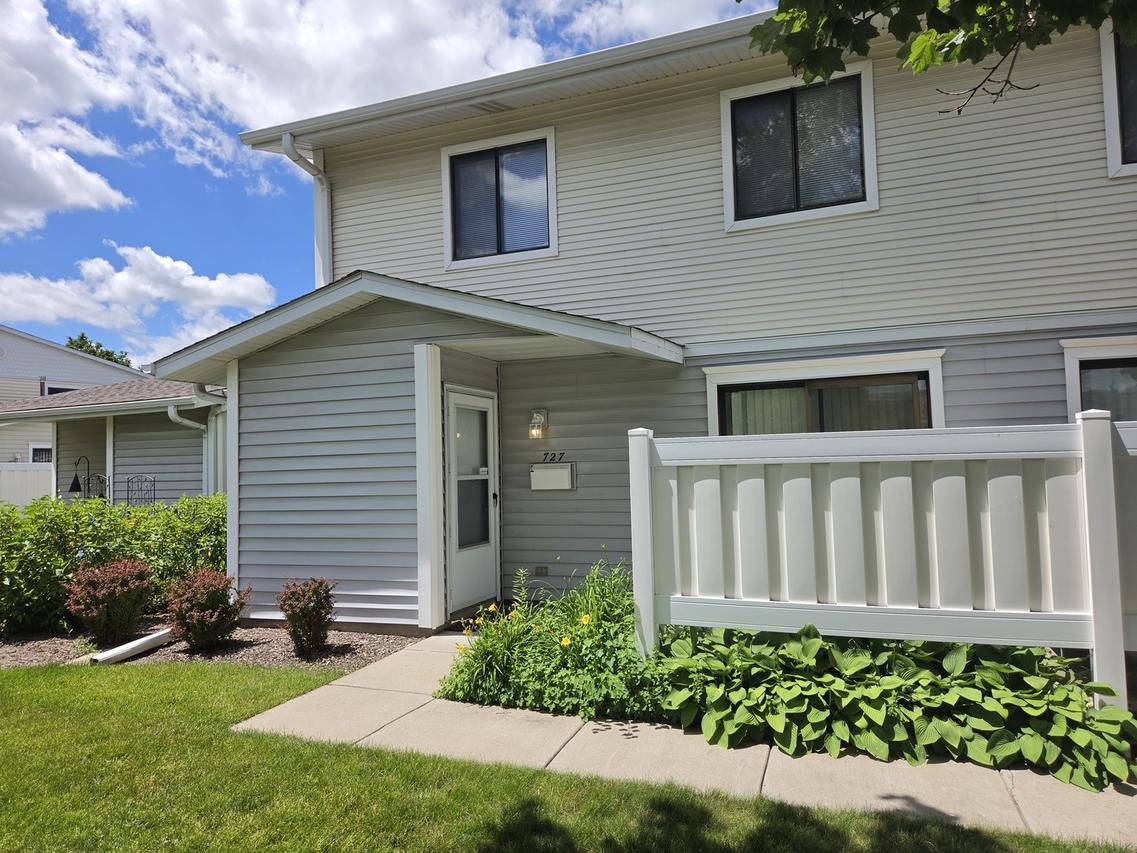 727 Whitesail Dr., Schaumburg, IL 60194