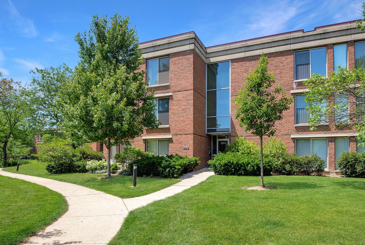 392 Kelburn Rd. #122, Deerfield, IL 60015