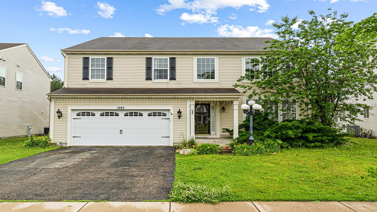 1889 Lake Bluff Ln., Pingree Grove, IL 60140