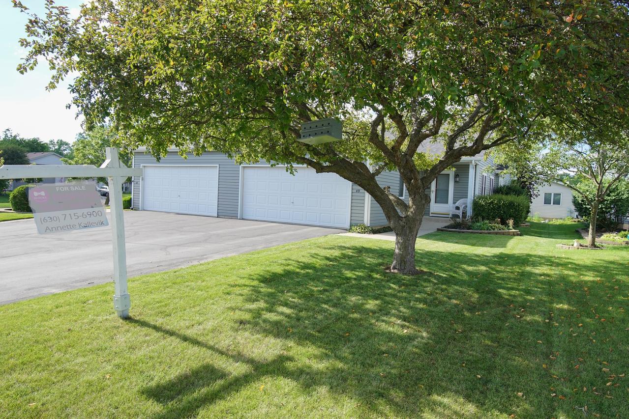 49 S Walnut Dr., North Aurora, IL 60542