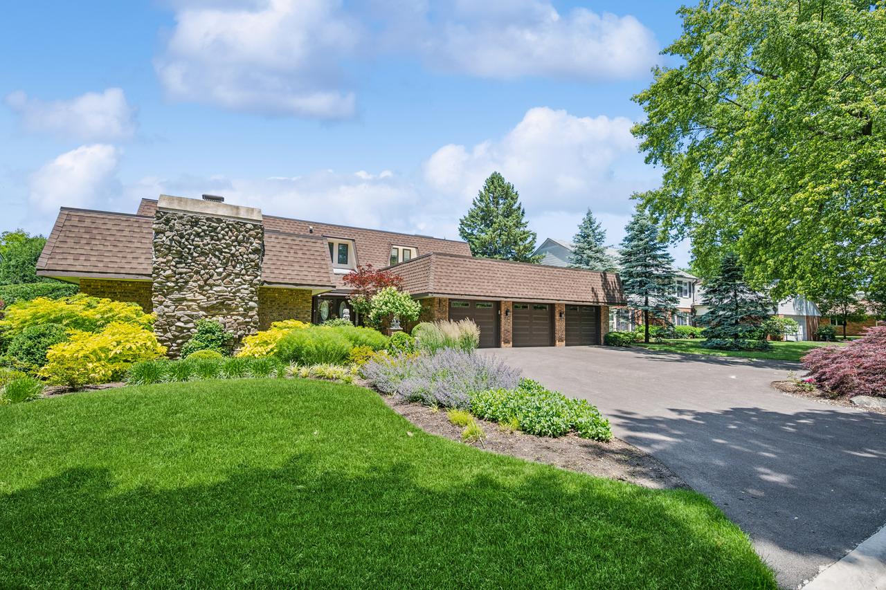 2036 Valley Lo Ln., Glenview, IL 60025