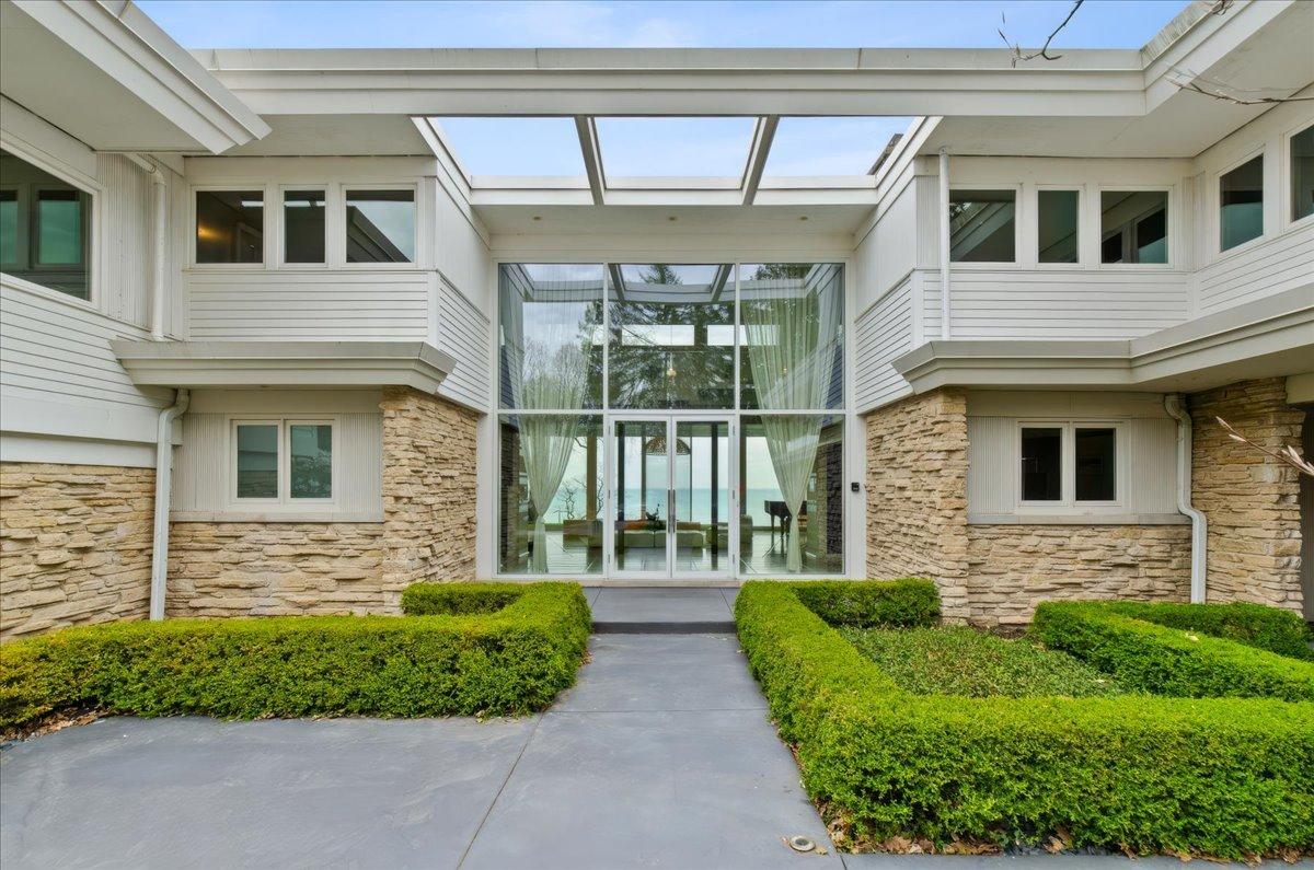 2441 Woodbridge Ln., Highland Park, IL 60035