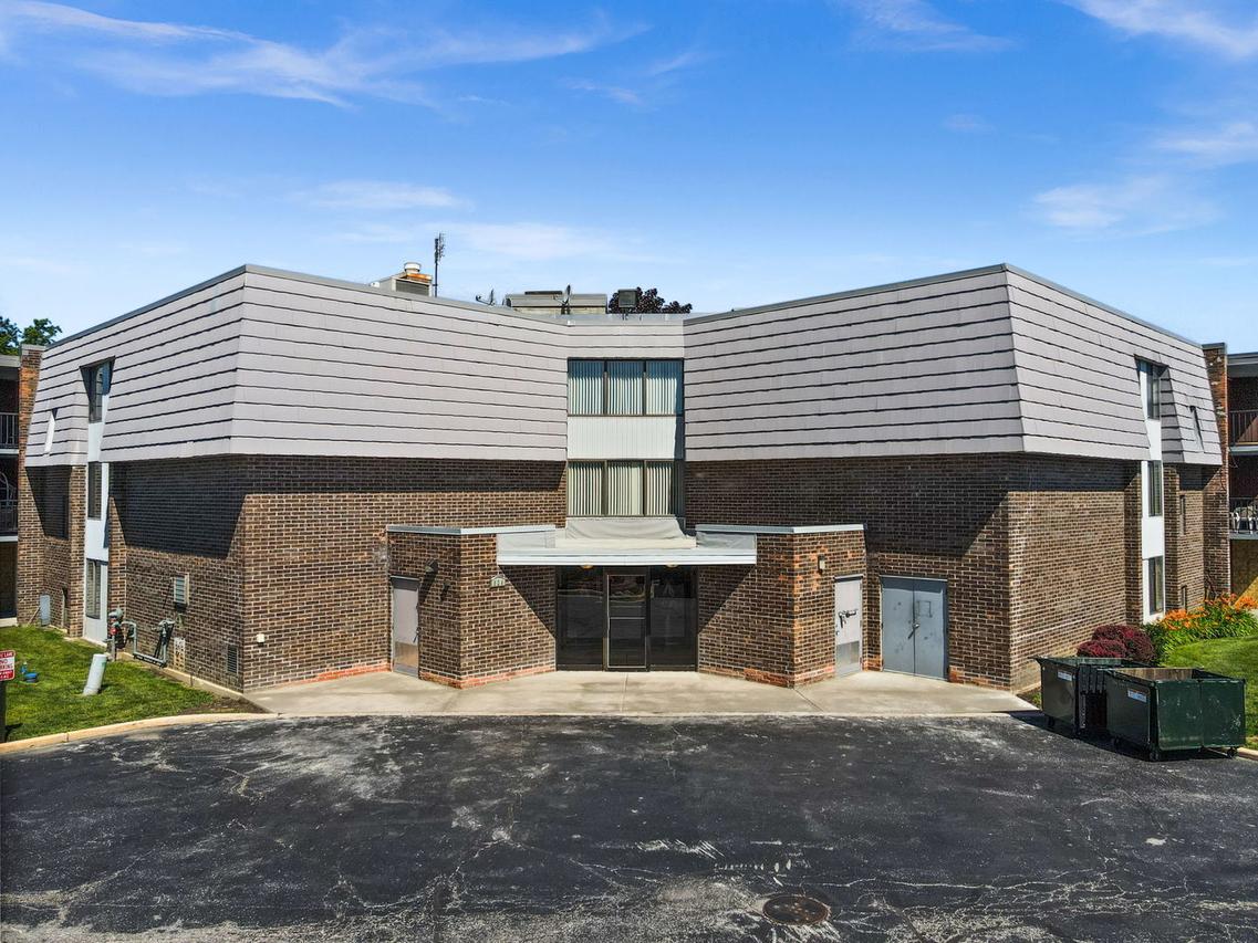 924 S Lake Ct. #105, Westmont, IL 60559