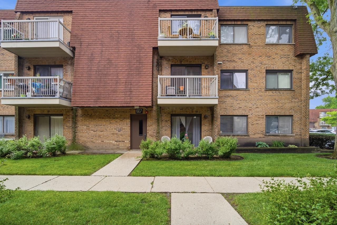 607 W Central Rd. #1A, Mount Prospect, IL 60056