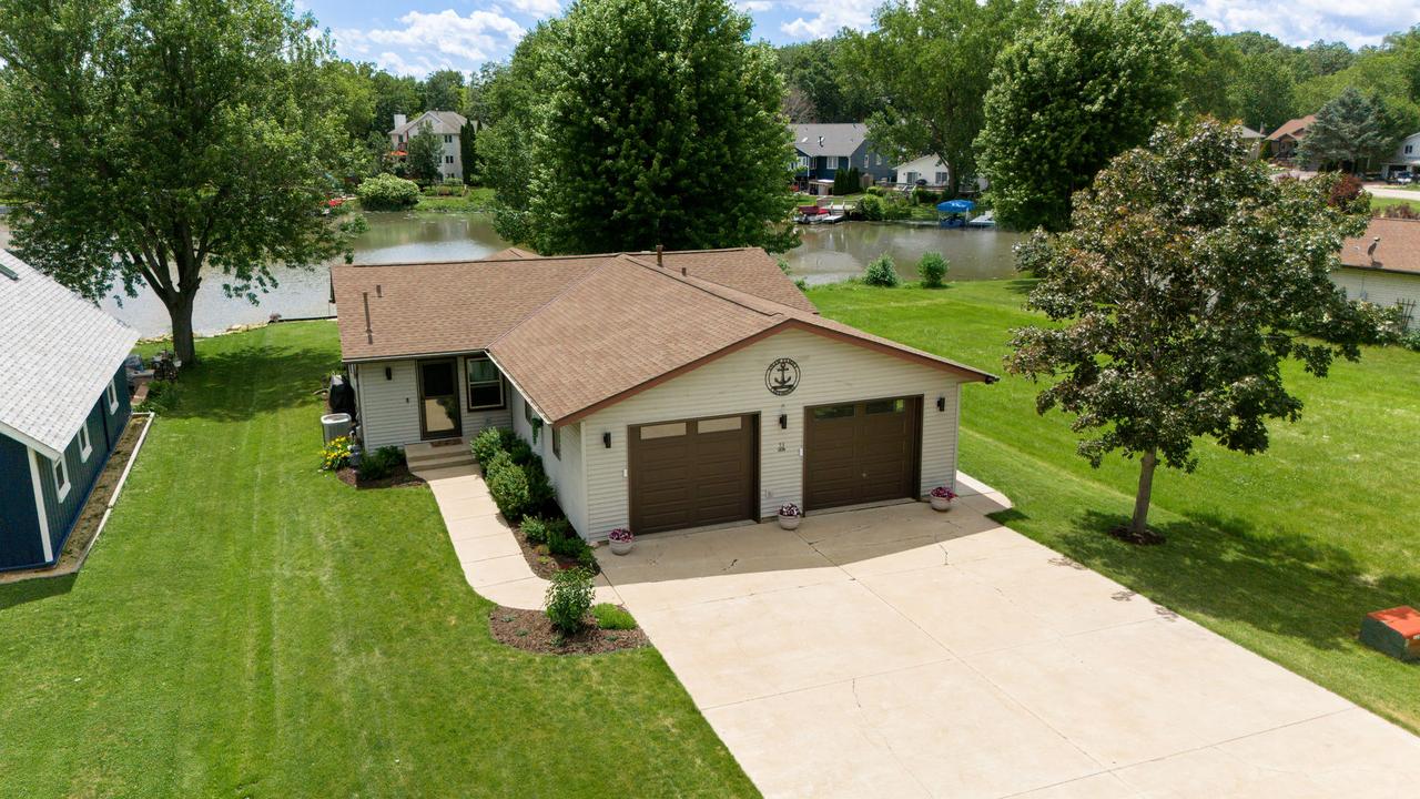 1106 Candlewick Dr., Poplar Grove, IL 61065