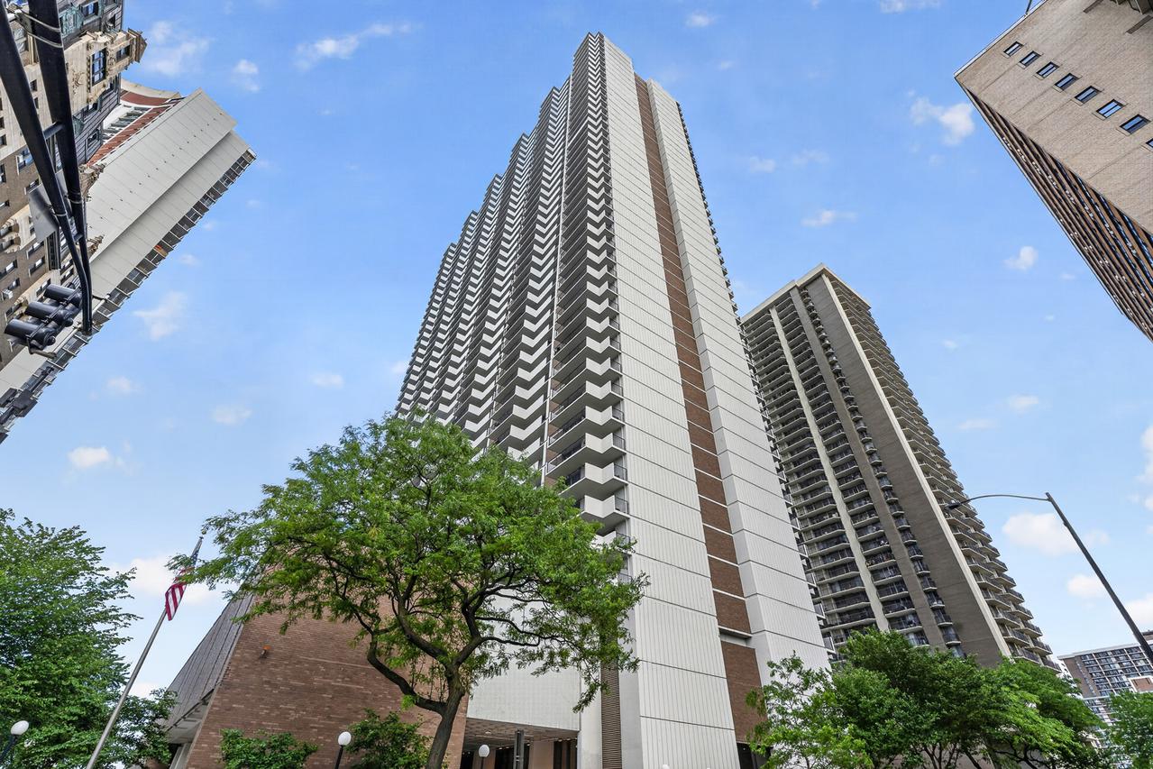 6033 N Sheridan Rd. #28D, Chicago, IL 60660