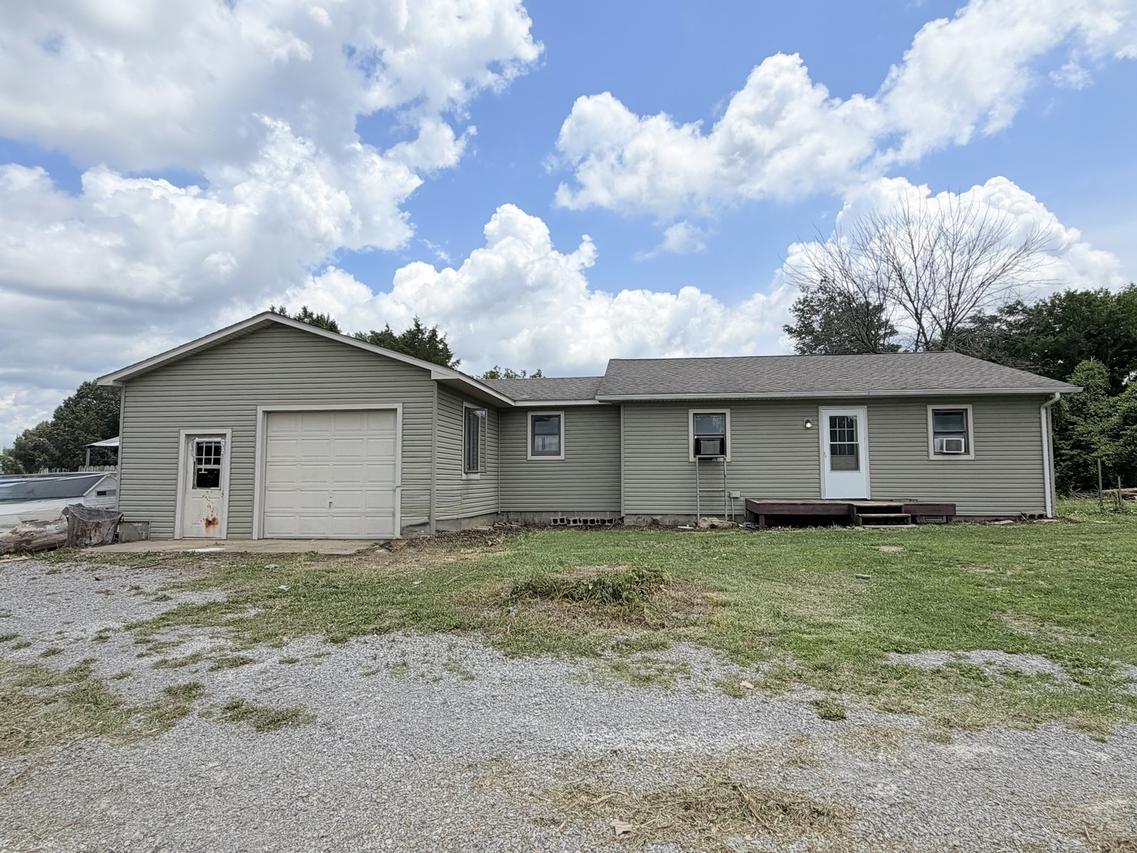 855 Beech Hollow Rd., Harrisburg, IL 62946
