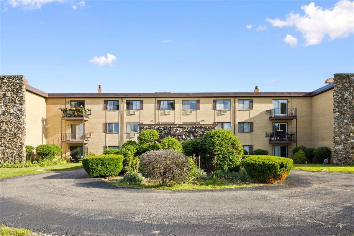 725 W Dempster St. #310, Des Plaines, IL 60016