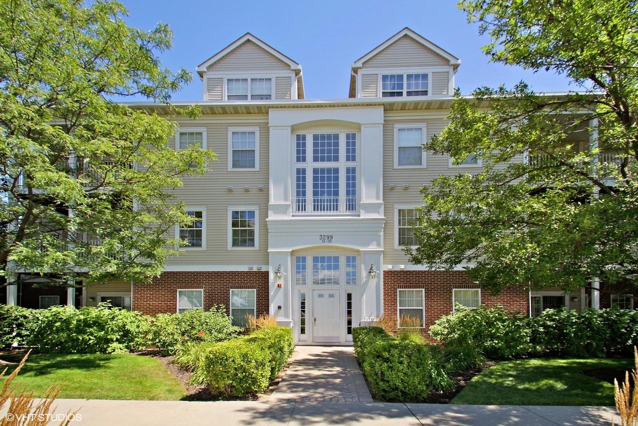 3299 Stratford Ct. #2A, Lake Bluff, IL 60044