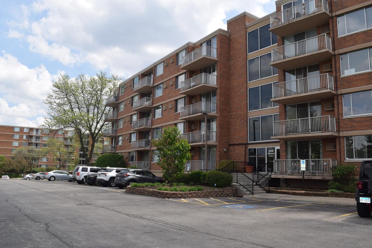 2200 S Stewart Ave. #2F, Lombard, IL 60148
