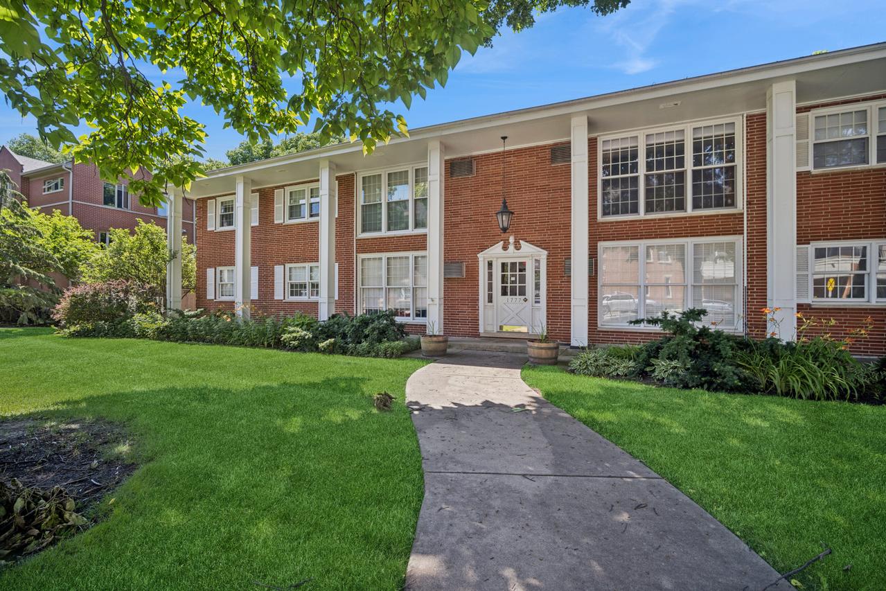 1777 Dewes St. #F, Glenview, IL 60025