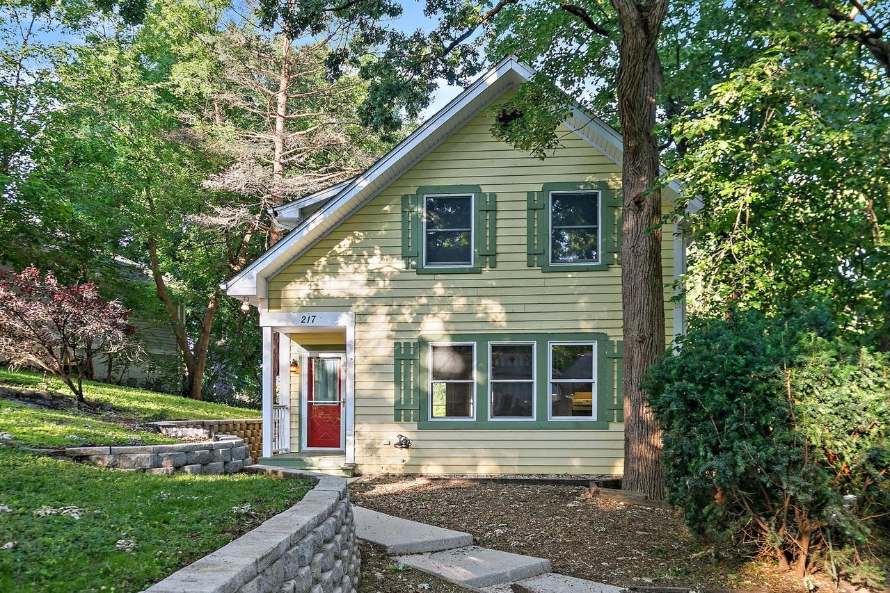 217 Hillside Dr., Island Lake, IL 60042