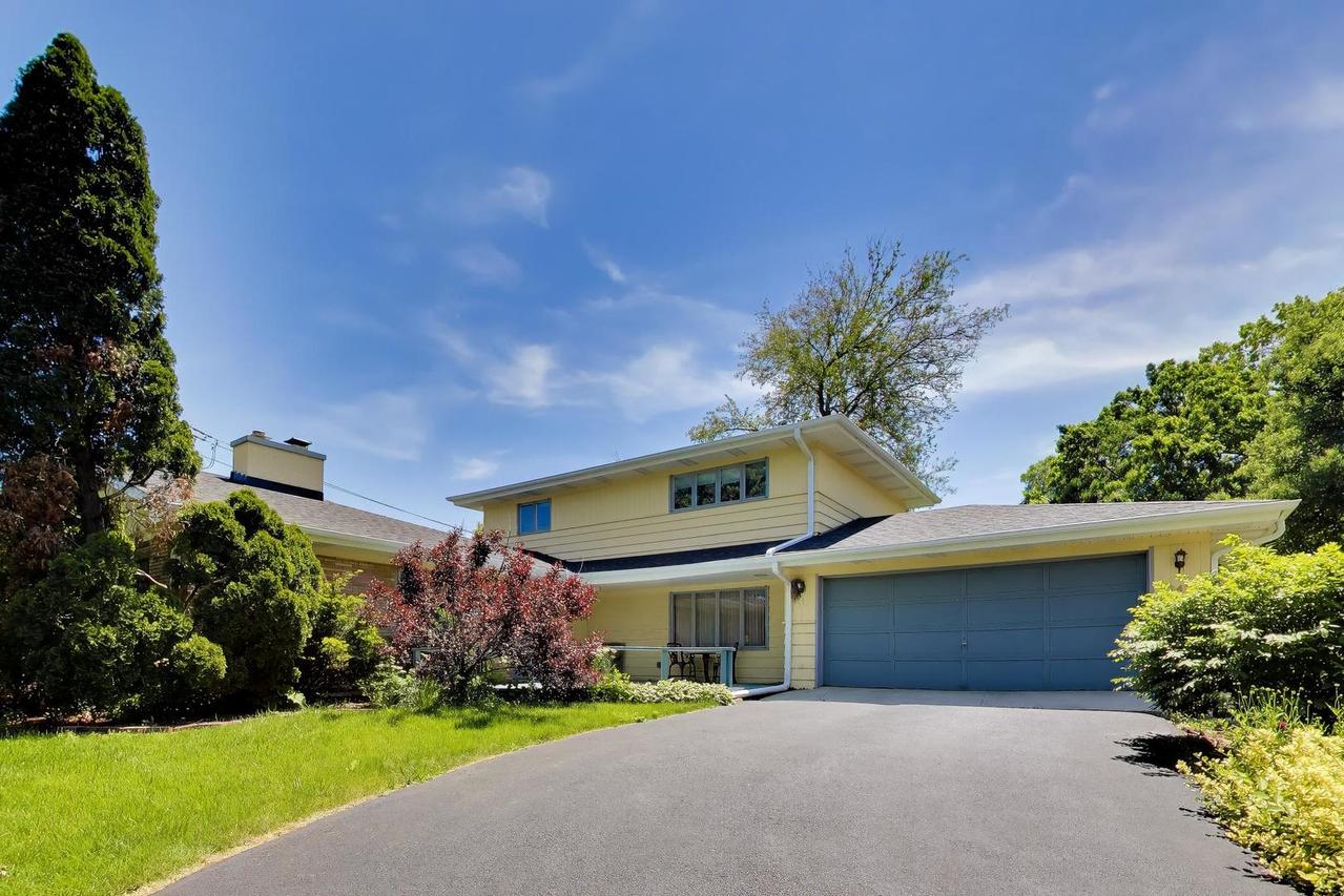 245 Ann St., Clarendon Hills, IL 60514