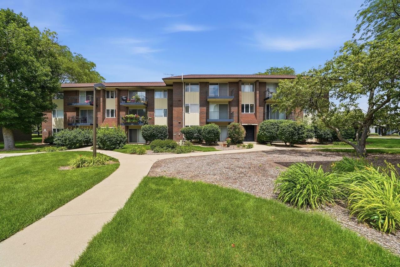 5S066 Pebblewood Ln. #B12, Naperville, IL 60563