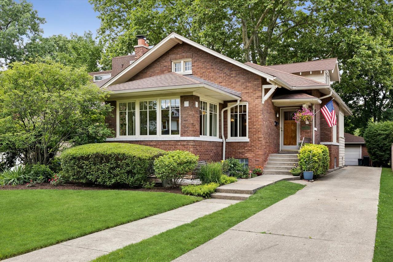 210 Gage Rd., Riverside, IL 60546