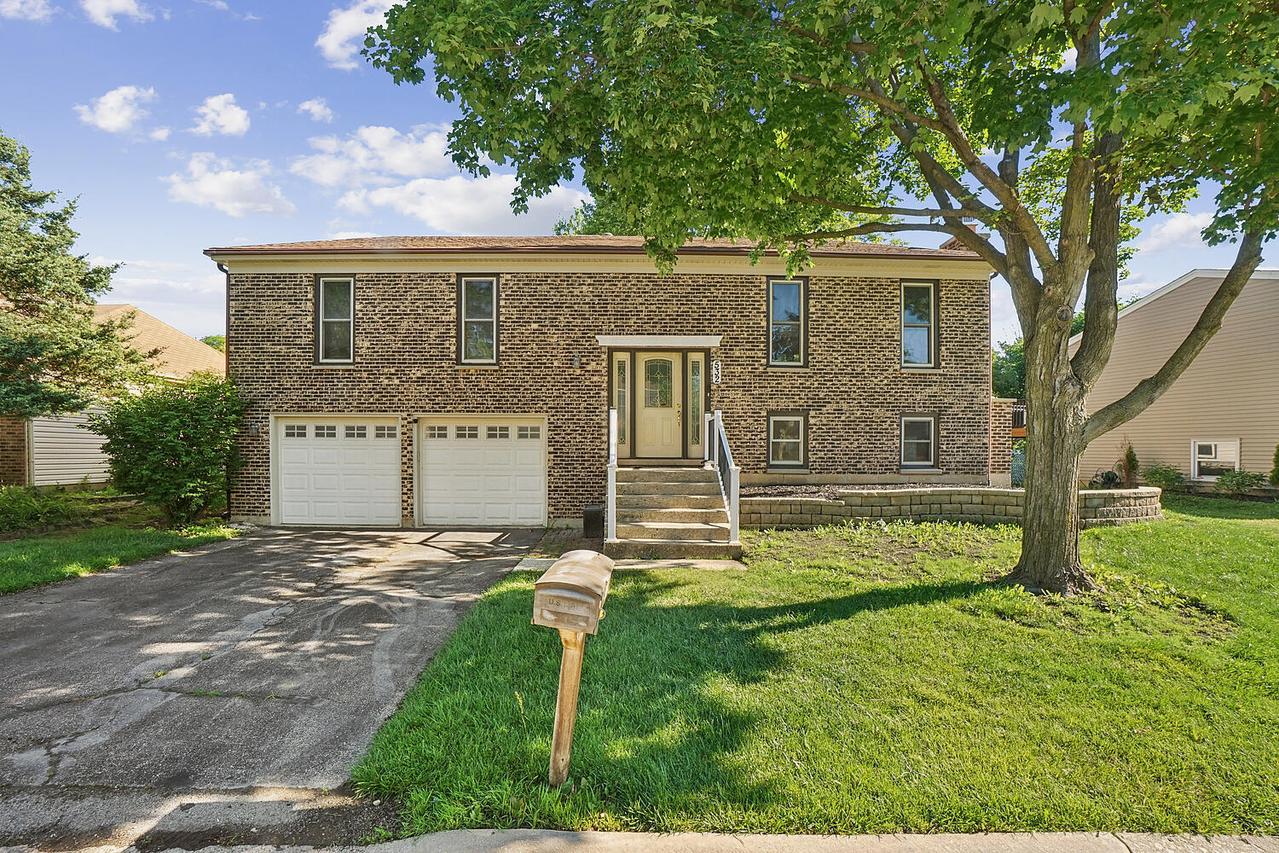 532 Iroquois Tr., Carol Stream, IL 60188
