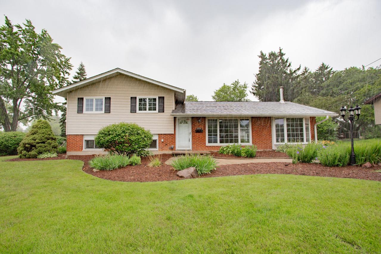 525 Briarcliff Ln., Hoffman Estates, IL 60169