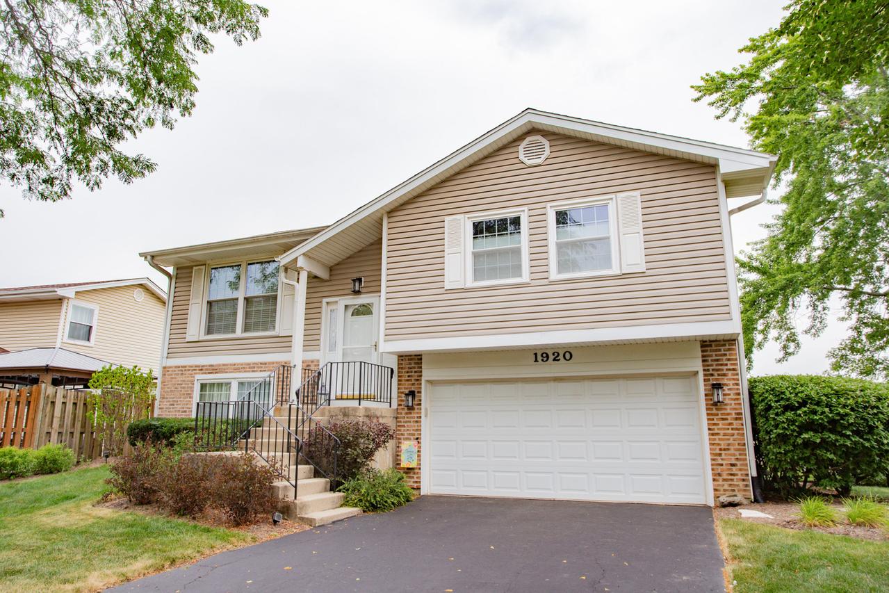 1920 Crescent Ln., Hoffman Estates, IL 60169