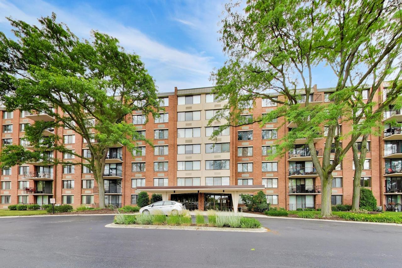 2000 Saint Regis Dr. #7N, Lombard, IL 60148
